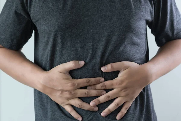 Uomo stomaco che soffre e ha mal di stomaco — Foto Stock