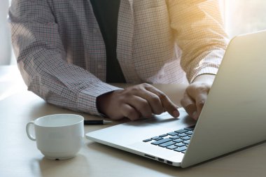 bilgisayar tablo el dizüstü iş strateg dokunmadan çalışan adam