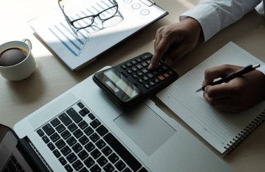 Hesap makinesini kullanarak belgeleri Unrecognizabl işadamı kapatmak