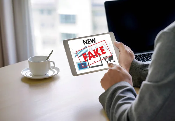 Fake News Konzept Mann liest Nachrichten Medientechnologie auf dem Smartphone — Stockfoto