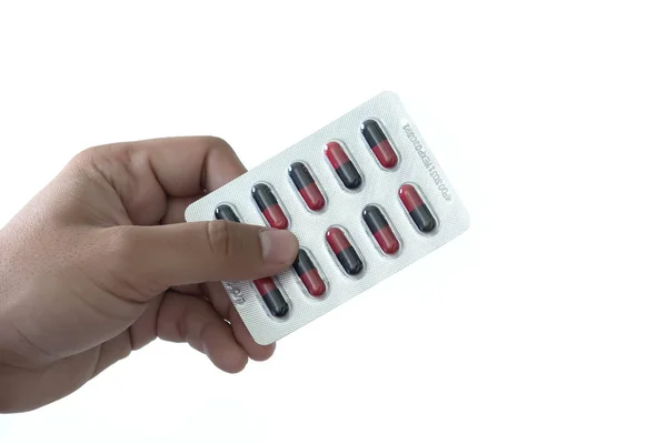 Υγειονομική περίθαλψη, κρατώντας στο πακέτο φαρμακείο χάπια ελέγχου των γεννήσεων pharm — Φωτογραφία Αρχείου