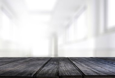 Ahşap Pano boş tablo penceresi bulanık arka plan kullanılabilir 