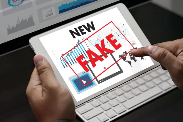 Fake News Konzept Mann liest Nachrichten Medientechnologie auf dem Smartphone — Stockfoto