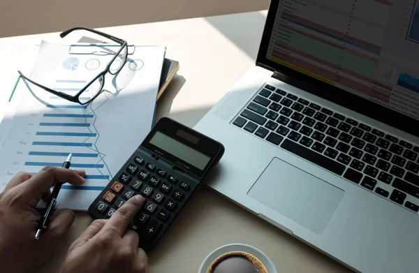 Крупним планом бізнесмен, використовуючи калькулятор на документах Un recognognizabl — стокове фото