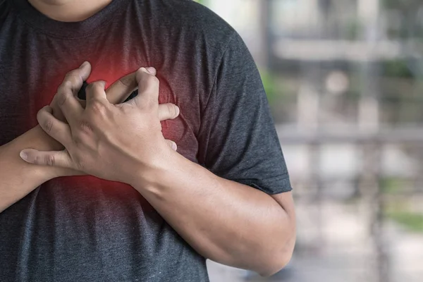 Penyakit dada pria menderita serangan jantung — Stok Foto