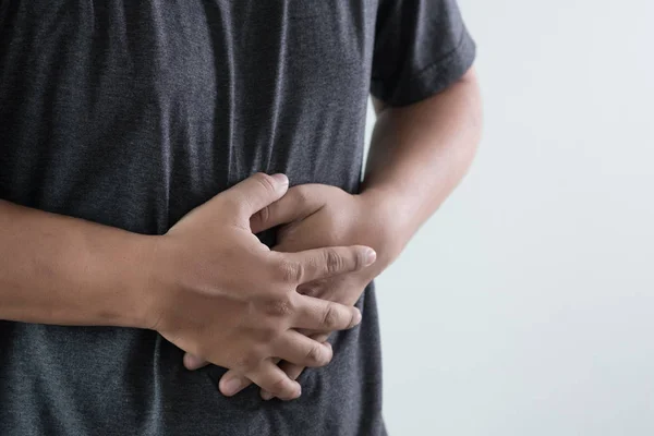 Uomo stomaco che soffre e ha mal di stomaco — Foto Stock