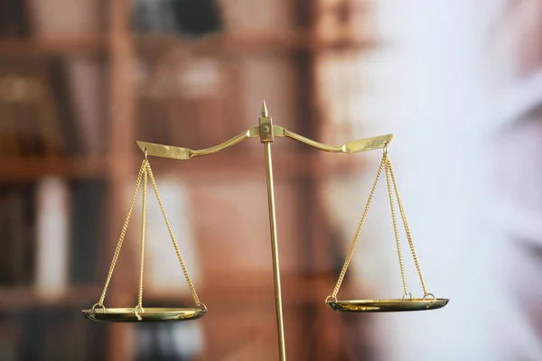 Recht Konzept Richter Gabel und Recht Buch Gerechtigkeit Anwalt Arbeitsplatz — Stockfoto