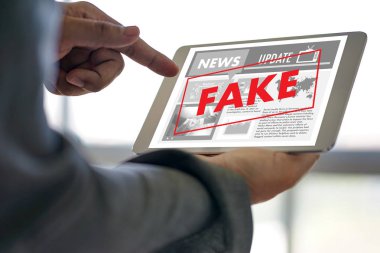 Adam smartphon haber medya teknolojisi okuma kavramı haber sahte