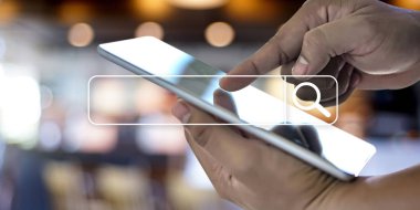 şeylerin Internet tarama arama Internet kullanarak iş adamı