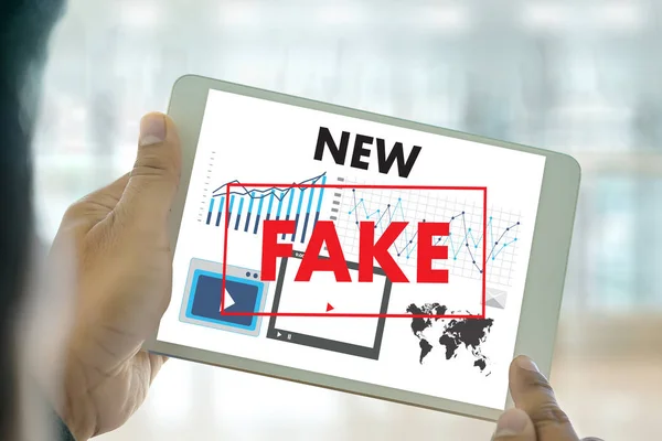 Fake News Konzept Mann liest Nachrichten Medientechnologie auf dem Smartphone — Stockfoto