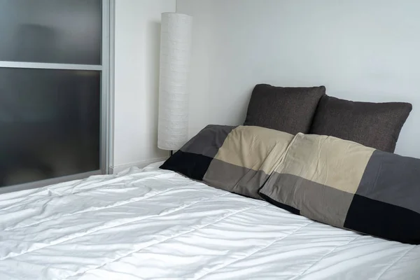 Napfény ágy szobalány-megjelöl-val tiszta fehér párnák és a szoba a lehet — Stock Fotó