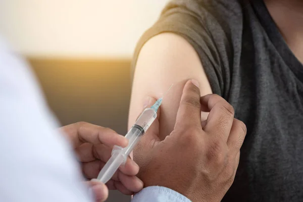 Geneeskunde en gezondheidszorg concept dokter geven patiënten vaccin ik — Stockfoto