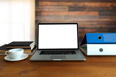 Tablo boş ekrana sahip dizüstü bilgisayarı. Çalışma alanı arka plan yeni proj
