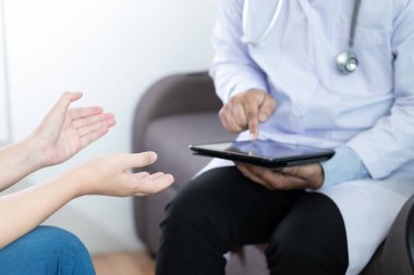 Tıp ve sağlık kavramı doktor ve hasta d tartışmaya