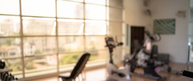 Fitness spor salonu arka plan afiş fitness egzersiz kavramı için bulanık