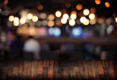 Ahşap Pano boş tablo kafe, kahvehane, bar arka plan bulanık görüntülemek için kullanılan veya ürün montaj ve yukarı alay