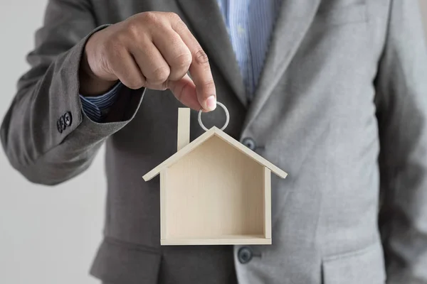 Mãos Segurando Casa Homem Casa — Fotografia de Stock