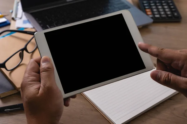 Mann der Wirtschaft Laptop Mann Hand arbeiten auf Laptop-Computer auf w — Stockfoto