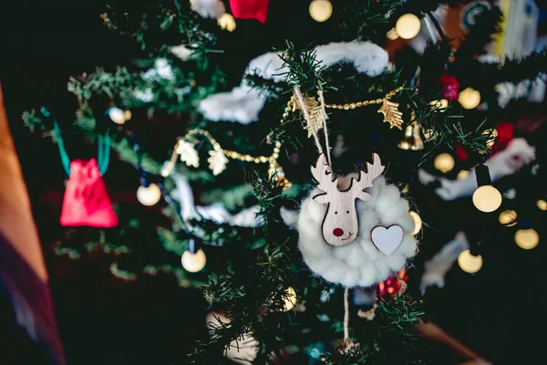 Güzel bir Noel ağacı ve narin bir Noel süsü. — Stok fotoğraf