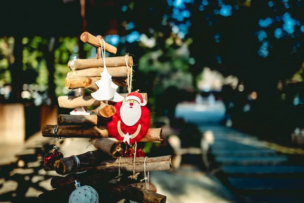 Güzel bir Noel ağacı ve narin bir Noel süsü. — Stok fotoğraf