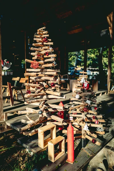 Güzel bir Noel ağacı ve narin bir Noel süsü. — Stok fotoğraf