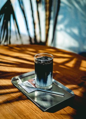 Bir kafede bir fincan kahve ve kahve fincanı.