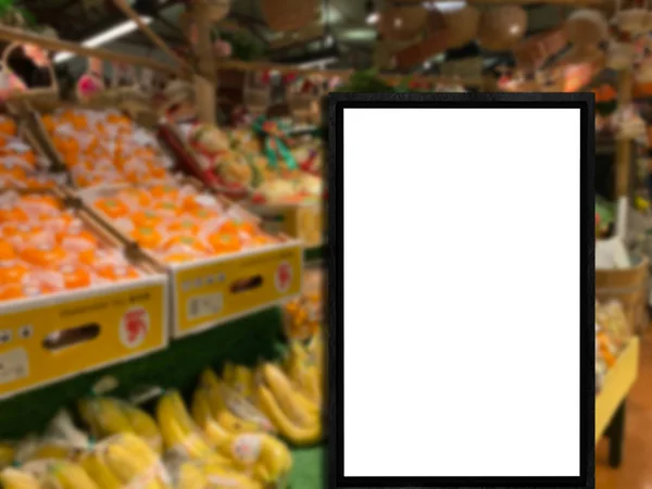 Mockup placa de publicidade na frente do supermercado preço em branco lis — Fotografia de Stock