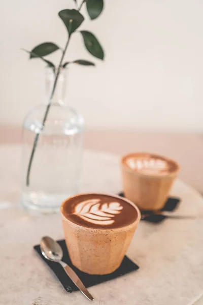 Чашка кави та кавових зерен чашки кави в кафе — стокове фото