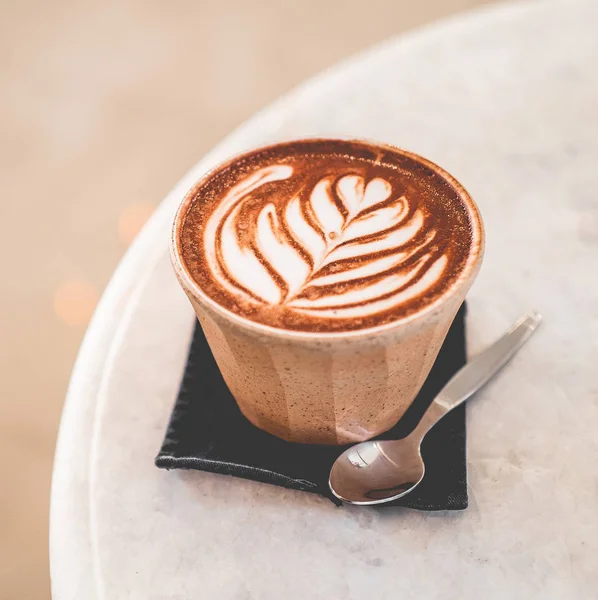 Чашка кави та кавових зерен чашки кави в кафе — стокове фото
