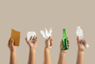 Giysi içeren farklı çöp türlerini geri dönüştür