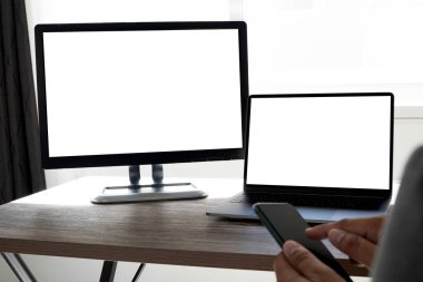 iş adamı el ahşap de dizüstü bilgisayar üzerinde çalışan adam