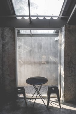 Koyu renklerde bir çatı katı düzeni çeşitli kahvenin açık alan iç görünümü