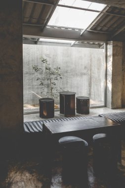 Koyu renklerde bir çatı katı düzeni çeşitli kahvenin açık alan iç görünümü