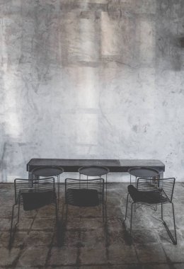 Koyu renklerde bir çatı katı düzeni çeşitli kahvenin açık alan iç görünümü