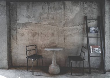 Koyu renklerde bir çatı katı düzeni çeşitli kahvenin açık alan iç görünümü