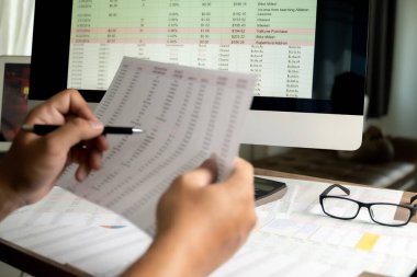 Muhasebe analizi işadamı el işi Strateji Araştırma Mali veri ve grafikleri analiz