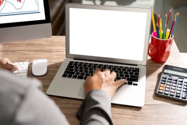 Çalışma alanı arka plan yeni proje üzerinde dizüstü bilgisayar ile boş kopya alanı perde reklam metin iletinizi Laptop için tablo boş ekran ile.