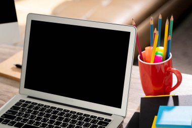 Masasında boş ekran olan dizüstü bilgisayar. İlan metniniz için boş kopya alanı olan dizüstü bilgisayarda çalışma alanı arkaplan projesi