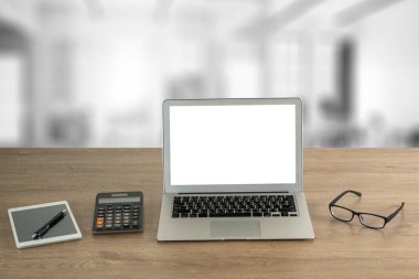 Masasında boş ekran olan dizüstü bilgisayar. İlan metniniz için boş kopya alanı olan dizüstü bilgisayarda çalışma alanı arkaplan projesi