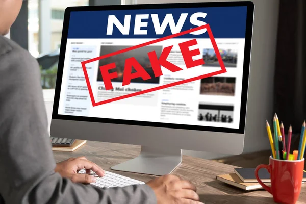 Fake News Junger Mann Benutzt Laptop Daily News Journal Update — Stockfoto