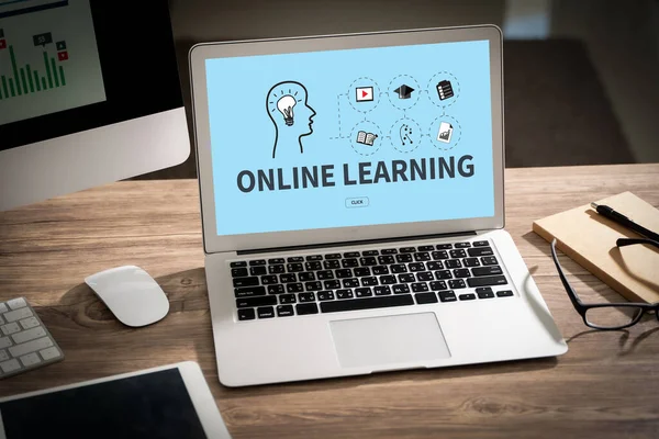 Online Learning Mies Käsi Pöydällä Business Learning Global Connectivity — kuvapankkivalokuva