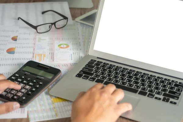 Laptop Mit Leerem Bildschirm Auf Dem Tisch Workspace Hintergrund Neues — Stockfoto