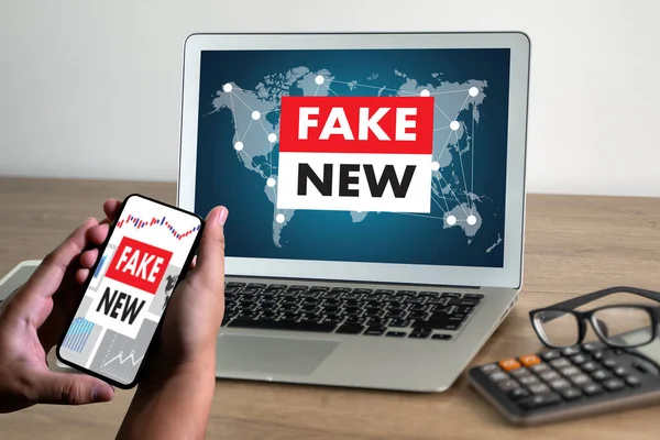 Fake News Junger Mann Benutzt Laptop Daily News Journal Update — Stockfoto