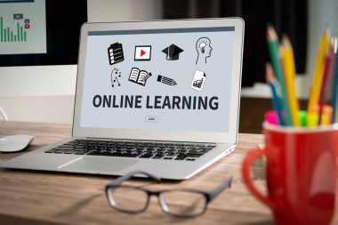 ONLINE ÖĞRETMEN Adam el üstünde Masa üzerinde İş Öğrenme Küresel Bağlantı