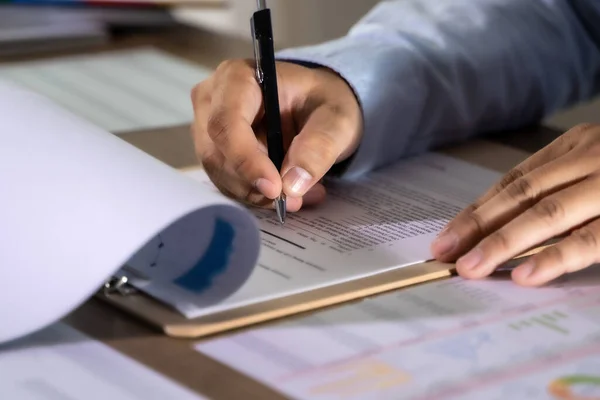 Geschäftsmann Arbeitet Mit Einem Taschenrechner Finanzieren Buchhaltungskonzept Leistung Zum Ausgleich — Stockfoto