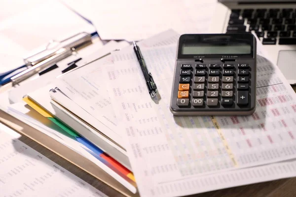 Man Usingcalculator Mit Geldstapel Finanzbericht Business Accounting Konzept Buchhaltung Geld — Stockfoto