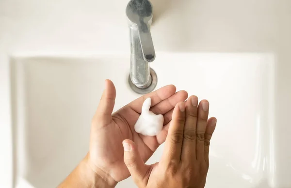 Arrêter Propager Coronavirus Désinfectant Homme Laver Les Mains Avec Savon — Photo