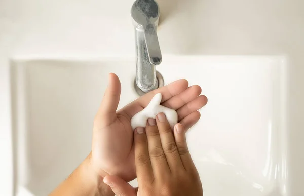Sluta Sprida Coronavirus Saneringsmedel Man Tvätta Händerna Med Tvål Man — Stockfoto