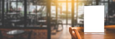 Stand Mock Up Menü çerçeve kartı bulanık arkaplan tasarım anahtarı görsel düzeni.