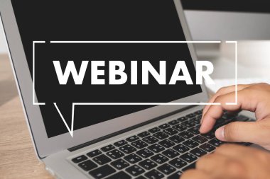 WEBINAR masadaki el E-business tarama Bilgisayardaki bağlantı, kahve, bölünmüş ton